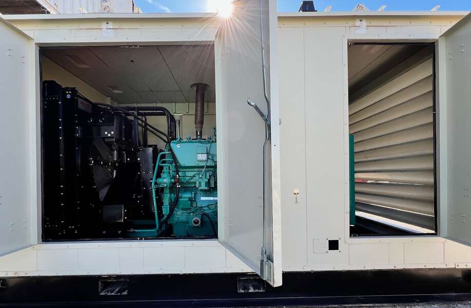 Low hours Cummins 250kW Gas Generator