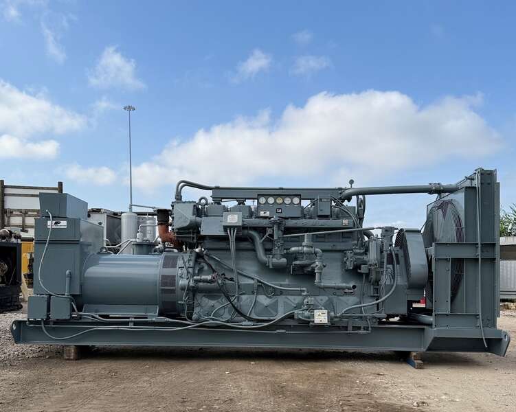 Low hours Waukesha 400kW Gas Generator