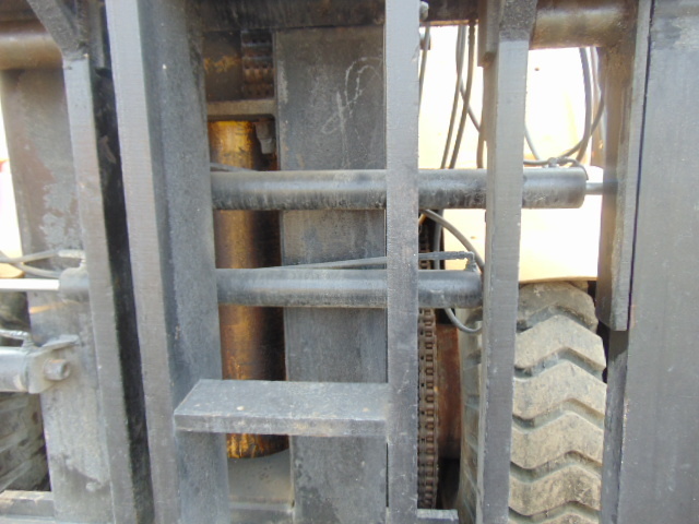  TowMotor (Caterpillar) AH-60 Forklifts - Mast