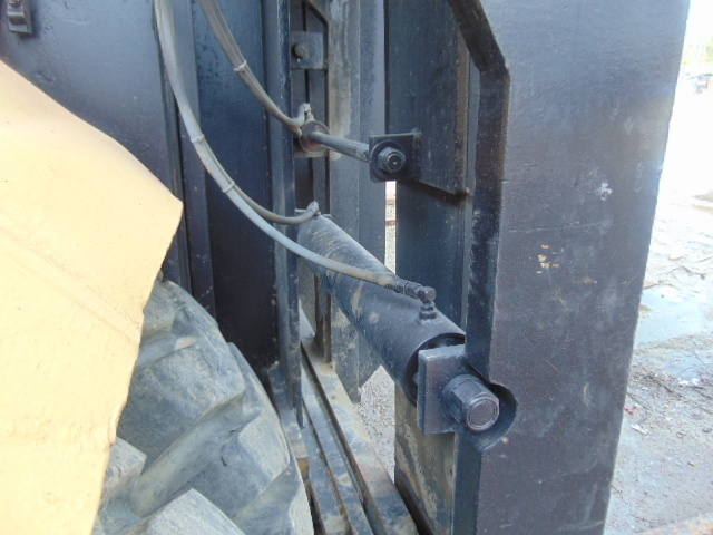  TowMotor (Caterpillar) AH-60 Forklifts - Mast